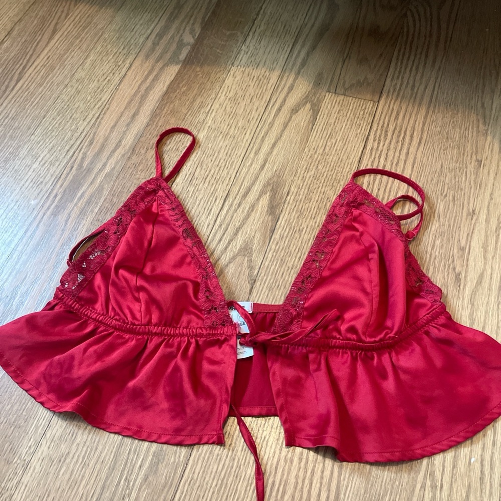 red lace bralette with ruffles . good condition. size: m